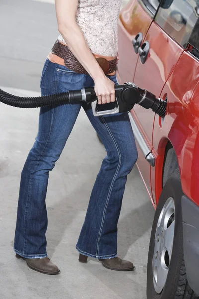 サービスステーションで彼女の車を給油女性の低セクション — ストック写真