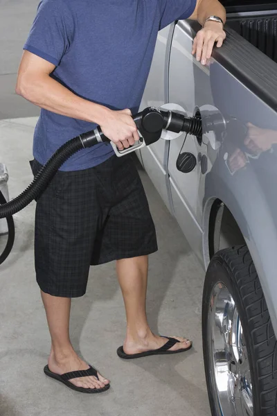 Sección Baja Joven Repostando Coche Una Estación Servicio — Foto de Stock