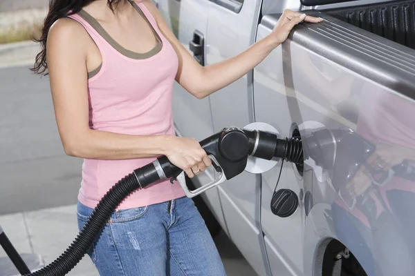 Parte Centrale Una Donna Che Rifornimento Carburante Una Stazione Servizio — Foto Stock