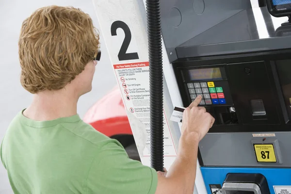 Fiatalember Bankkártyájával Fizeti Benzint Benzinkútnál — Stock Fotó