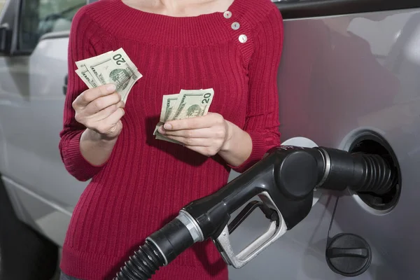 燃料ステーションで車に燃料を補給する中年女性の中央部 — ストック写真