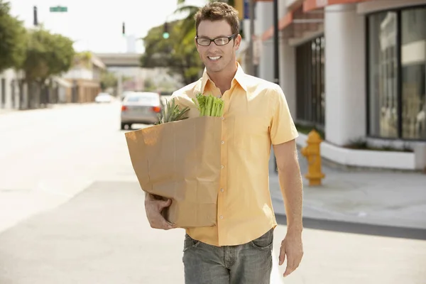 Retrato Hombre Llevando Una Bolsa Verduras —  Fotos de Stock