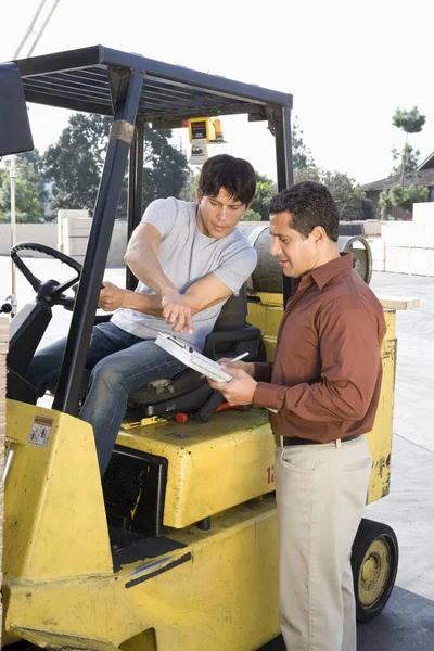 Trabajadores Masculinos Que Trabajan Almacén — Foto de Stock