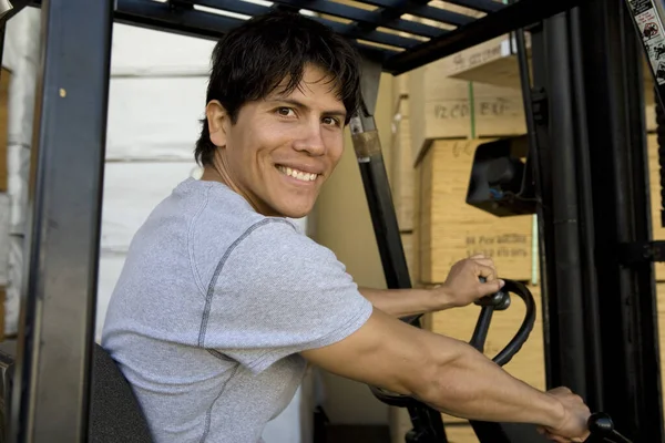 倉庫でトラックを運転する幸せな男性労働者の肖像画 — ストック写真