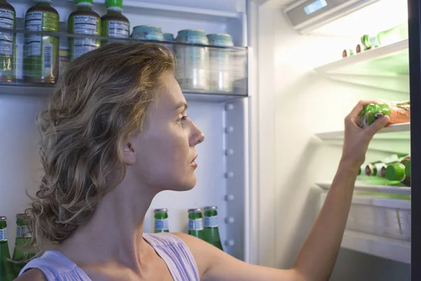 Mujer Adulta Buscando Comida Refrigerador — Foto de Stock