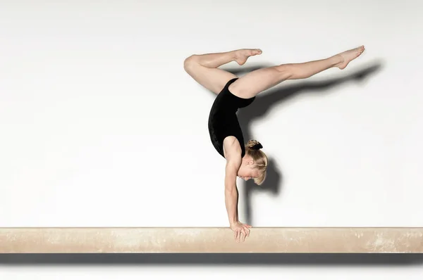 Seitenansicht Einer Jungen Frau Beim Handstand Auf Dem Schwebebalken — Stockfoto