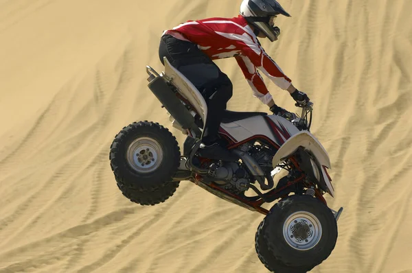 Seitenansicht Eines Quad Fahrers Der Luft Über Sand Der Wüste — Stockfoto