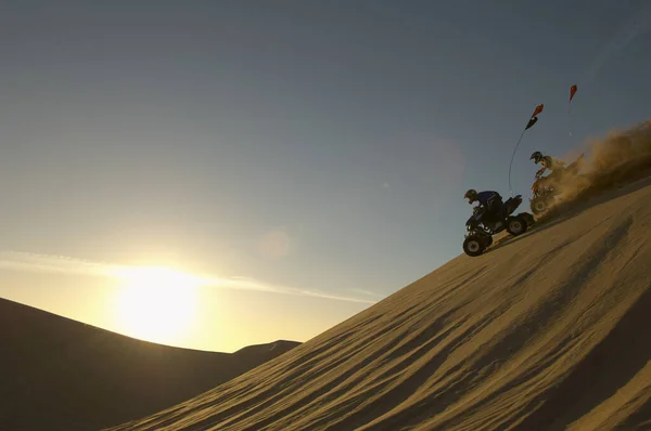 Homens Andando Quadriciclo Deserto Pôr Sol — Fotografia de Stock