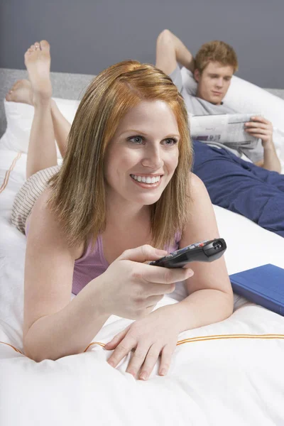 Retrato Mujer Feliz Viendo Televisión Con Hombre Leyendo Periódico Dormitorio — Foto de Stock