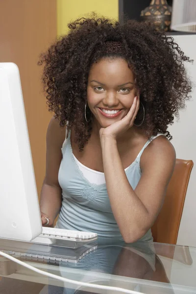 Portret Van Een Gelukkige Jonge Afro Amerikaanse Vrouw Werken Desktop — Stockfoto