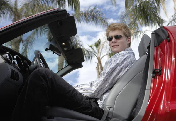Güneşli Bir Günde Üstü Açık Arabada Oturan Yakışıklı Genç Adam — Stok fotoğraf