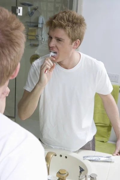 Hombre Joven Cepillándose Los Dientes Delante Del Espejo — Foto de Stock