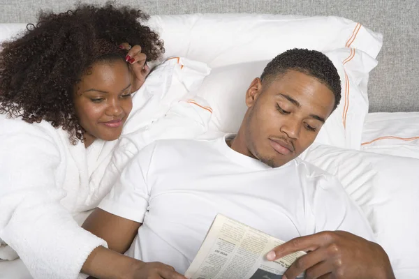 Cuplu Afro American Care Citește Ziare Pat — Fotografie, imagine de stoc