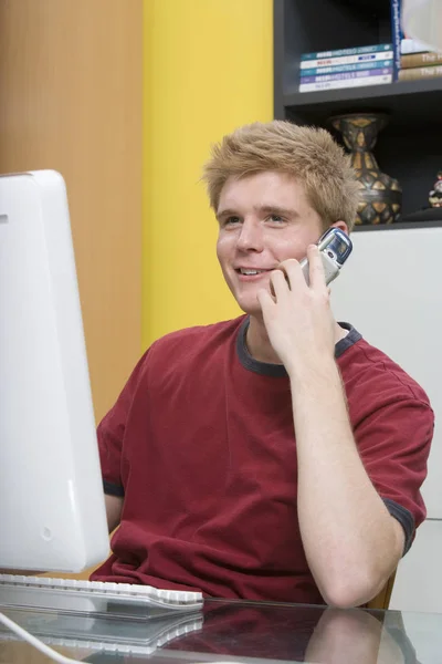 Щасливий Молодий Чоловік Використовує Мобільний Телефон Комп Ютерним Столом — стокове фото