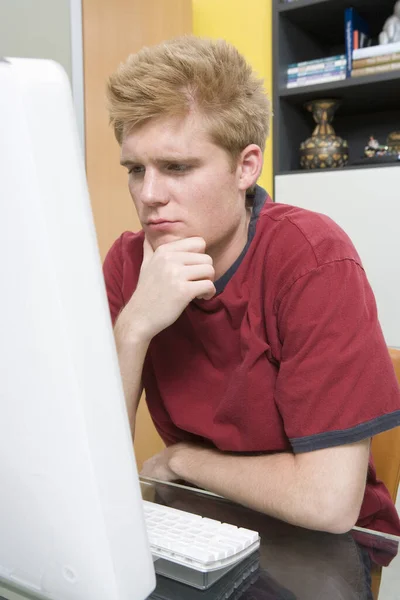 Giovane Sicuro Guardando Schermo Del Computer — Foto Stock