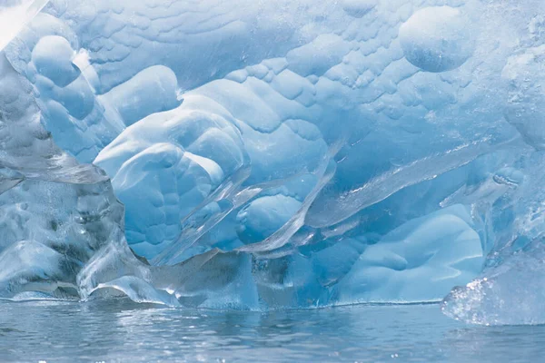 Primo Piano Dei Cristalli Ghiaccio Sull Acqua — Foto Stock