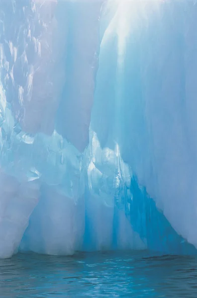 Sol Brillando Través Iceberg —  Fotos de Stock