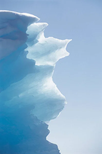 Παγόβουνο Ενάντια Στον Καθαρό Ουρανό — Φωτογραφία Αρχείου