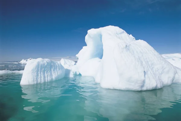 Großer Eisberg Gegen Den Himmel — Stockfoto