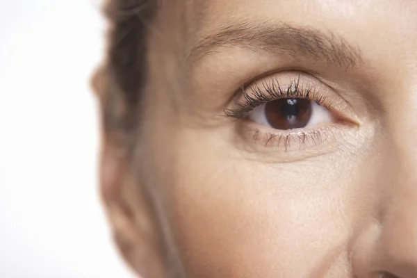 Detalle Del Ojo Mujer Madura Sobre Fondo Blanco — Foto de Stock