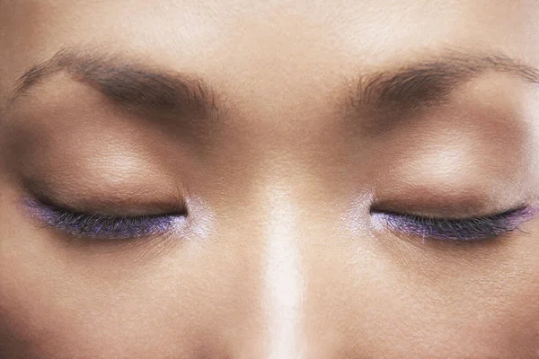 Детальное Изображение Красивой Женщины Фиолетовой Подводкой Глаз Закрытыми Глазами — стоковое фото