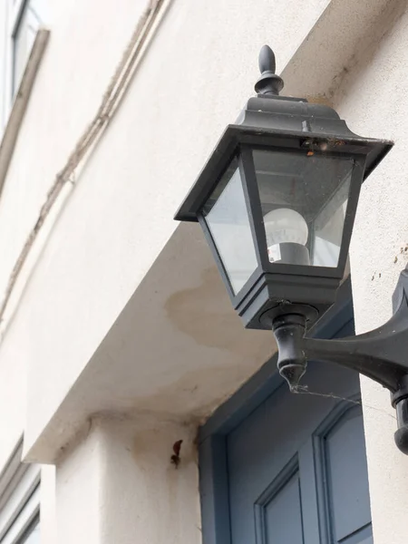 Uma Lanterna Preta Fora Com Luz Desligada Durante Dia Sério — Fotografia de Stock