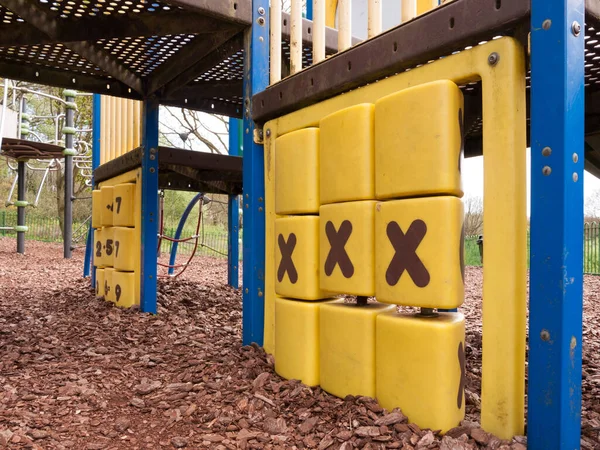 遊び場公園の子供のおもちゃの十字架と黄色のターニングブロックに黒の3つのXシンボルを持つゼロは 光遊びでフレームを登る前に人や子供なし — ストック写真