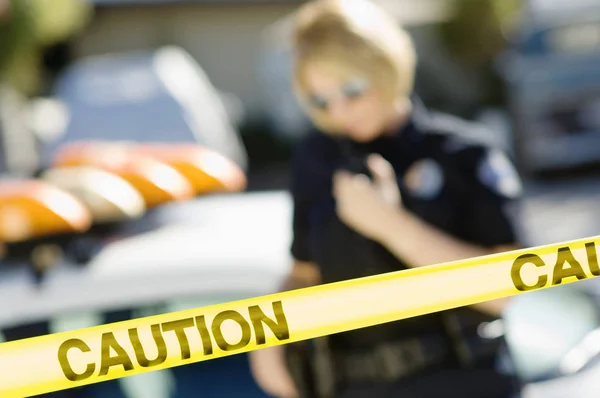 Nahaufnahme Eines Gelben Warnstreifens Mit Einer Polizistin Hintergrund — Stockfoto