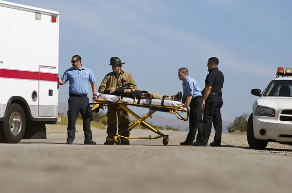 Policial Com Bombeiro Paramédicos Levando Homem Ferido Ambulância Maca — Fotografia de Stock