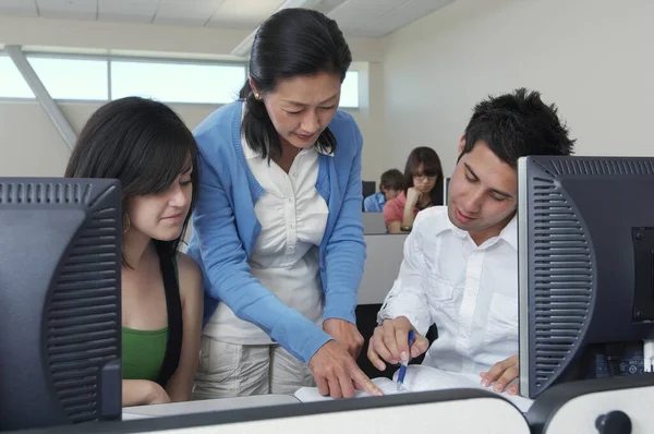 Leraar Assisteren Studenten Computerles Met Klasgenoten Achtergrond — Stockfoto