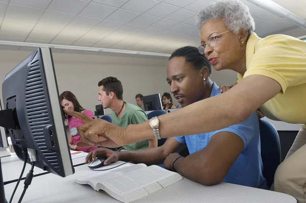 Senior Insegnante Assistere Studente Maschio Durante Classe Computer Con Compagni — Foto Stock