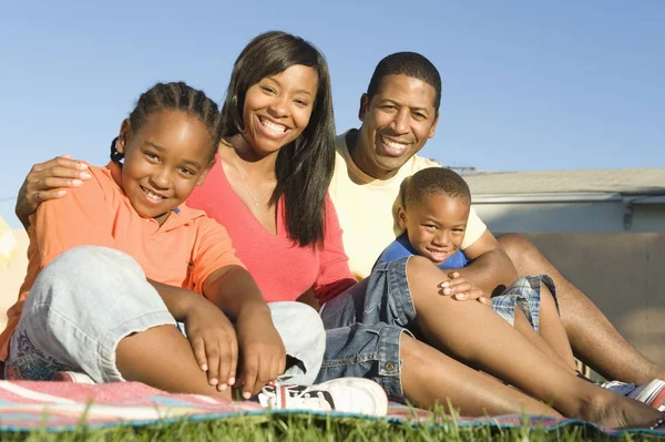 Porträtt Lycklig Afroamerikansk Familj Sitter Tillsammans Gräsmattan Solig Dag — Stockfoto