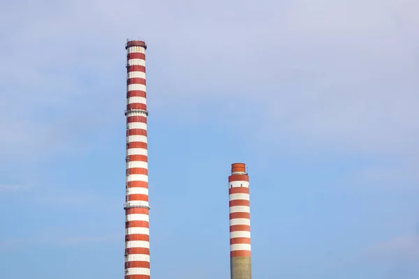 発電所付近の工業用煙突都市風景 — ストック写真