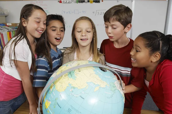교실에서 지구를 조사하고 학생들 — 스톡 사진