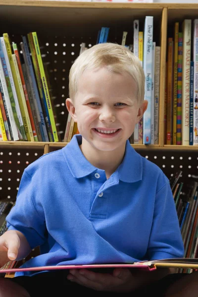 Porträtt Glad Skolpojke Som Läser Bok Skolbiblioteket — Stockfoto