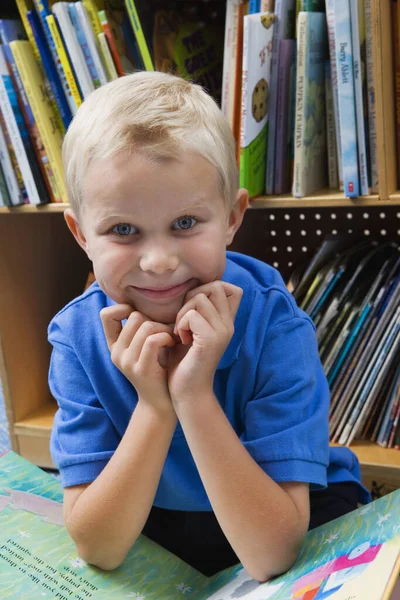 Porträtt Söt Skolpojke Med Bilderbok Skolbiblioteket — Stockfoto