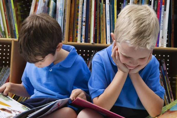 Uczniowie Czytający Książki Obrazkami Szkolnej Bibliotece — Zdjęcie stockowe