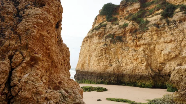 Rocce Massicce Sulla Spiaggia Prainha Sull Algarve — Foto Stock