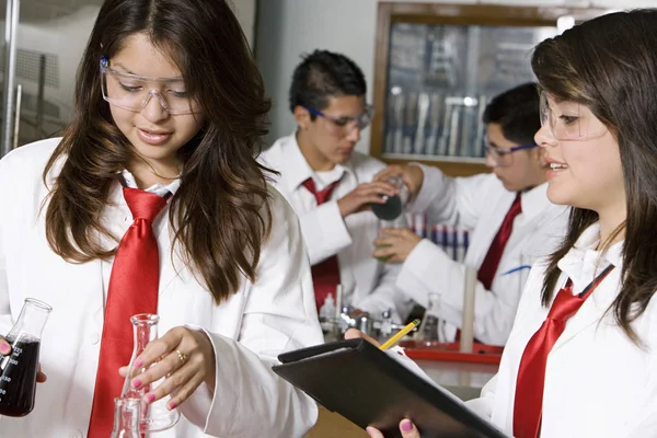 Kémia Laborban Kísérletező Középiskolások — Stock Fotó