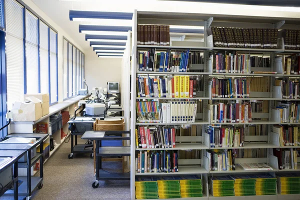 Bücher Regalen Einer High School Bibliothek — Stockfoto
