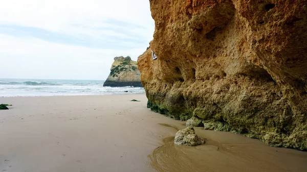 Rocce Massicce Sulla Spiaggia Prainha Sull Algarve — Foto Stock