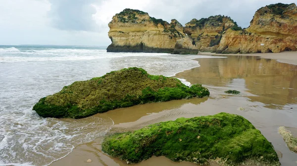 Rocce Massicce Sulla Spiaggia Prainha Sull Algarve — Foto Stock