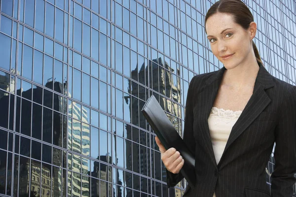 Portrait Une Femme Affaires Avec Dossier Devant Immeuble Commercial — Photo