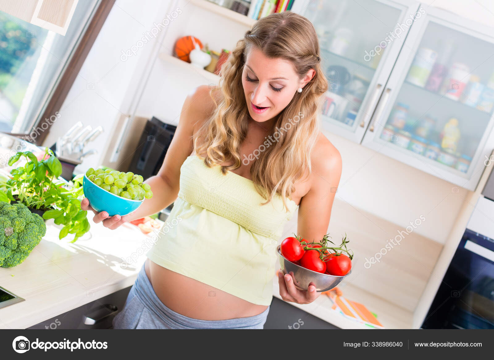 Schwangere Ernahrt Sich Gesund Mit Gemuse Und Obst Stockfoto C Panthermediaseller
