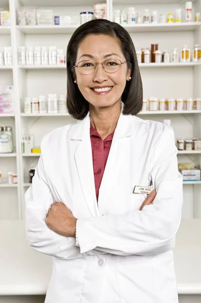 Retrato Una Mujer Farmacéutica Sonriente Confiada Pie Con Las Manos —  Fotos de Stock