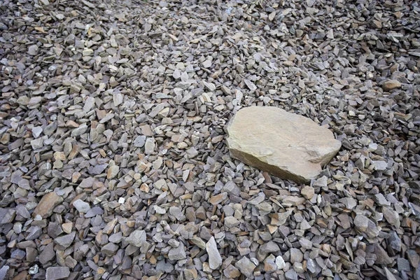 大石头 坐在小石头堆上 — 图库照片