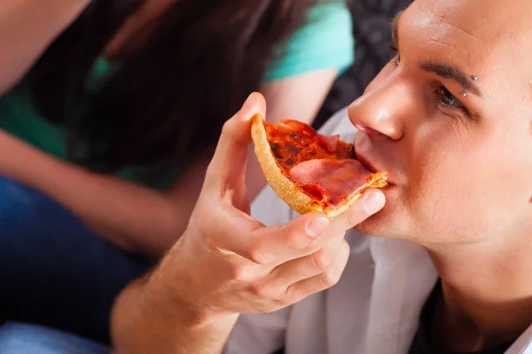 Хорошие Друзья Сидят Вместе Хорошо Проводят Время Едят Вкусную Пиццу — стоковое фото