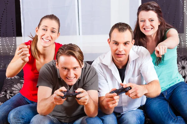 Amis Deux Couples Assis Devant Console Jeu Ont Beaucoup Plaisir — Photo