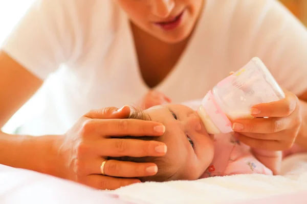 Madre Está Alimentando Bebé Con Biberón Escena Muy Tranquila —  Fotos de Stock