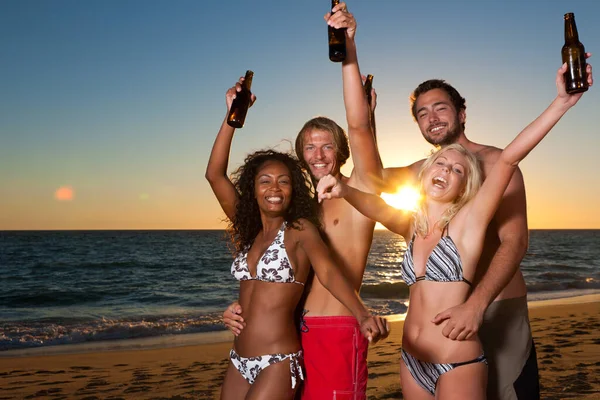 People Two Couples Beach Having Party Drinking Having Lot Fun — Stock Photo, Image